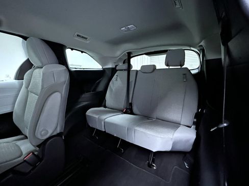 Used 2026 Toyota Sienna LE FWD image 18