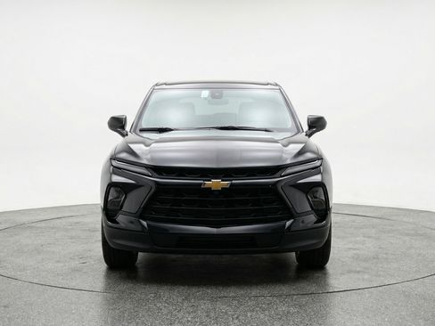 Used 2025 Chevrolet Blazer LT image 2
