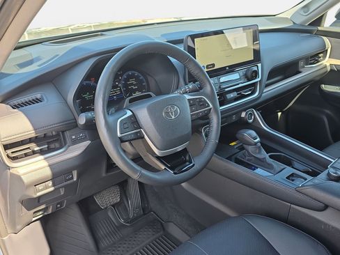 Used 2025 Toyota Grand Highlander AWD image 17