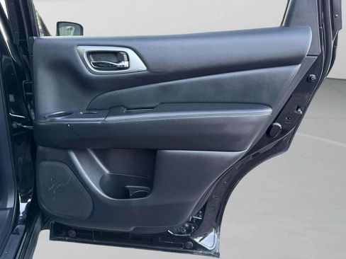 Used 2018 Nissan Pathfinder SV image 19