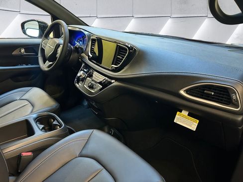 New 2026 Chrysler Pacifica Select image 16
