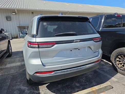 Used 2022 Jeep Grand Cherokee Limited image 4