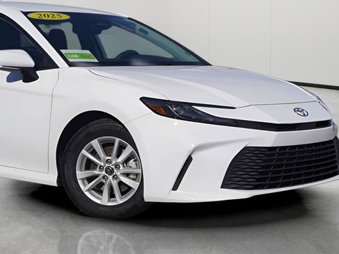 Used 2025 Toyota Camry LE image 3