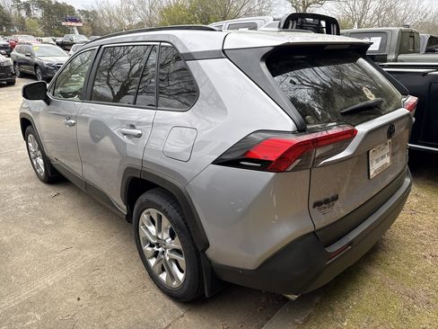 Used 2019 Toyota RAV4 XLE Premium w/ Cold Weather Package image 8