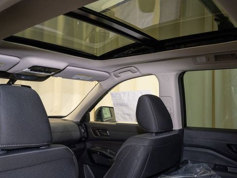 New 2025 Nissan Pathfinder SV image 12