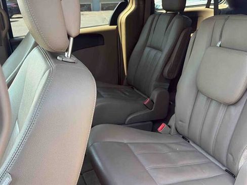 Used 2016 Chrysler Town & Country Touring FWD image 10
