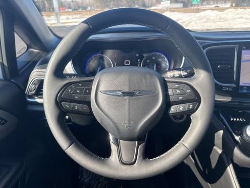 Used 2025 Chrysler Pacifica Limited FWD image 17