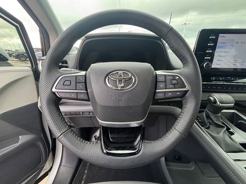 Used 2023 Toyota Sienna Limited image 17