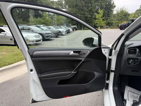 Used 2019 Volkswagen Golf SE image 14