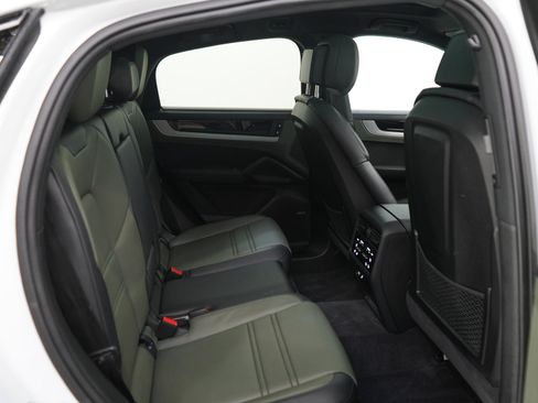 Used 2024 Porsche Cayenne Coupe AWD/4WD image 12