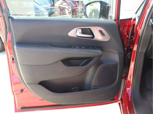 New 2026 Chrysler Pacifica Select image 9