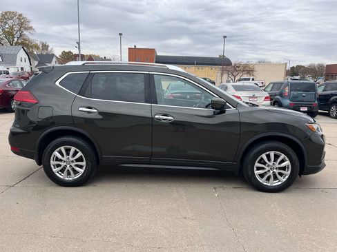 Used 2017 Nissan Rogue SV image 4