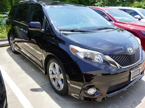 Used 2014 Toyota Sienna SE FWD image 3