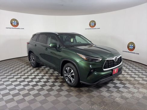 Used 2023 Toyota Highlander XLE AWD/4WD image 18