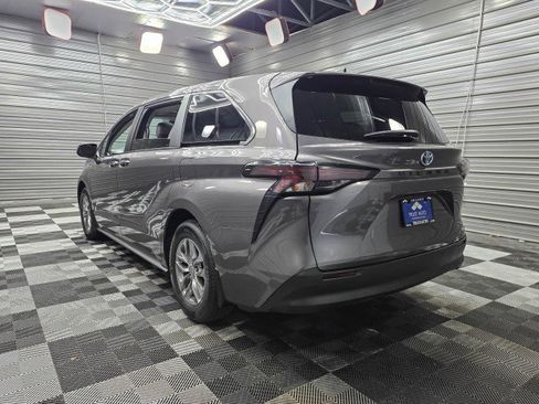 Used 2023 Toyota Sienna XLE FWD image 7