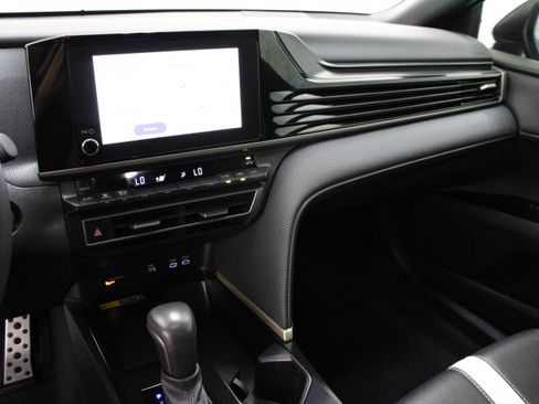Used 2025 Toyota Camry SE FWD image 16