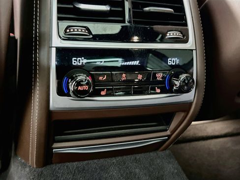 Used 2021 BMW 750i xDrive w/ Executive Package image 27