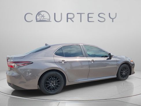 Used 2022 Toyota Camry LE FWD image 5