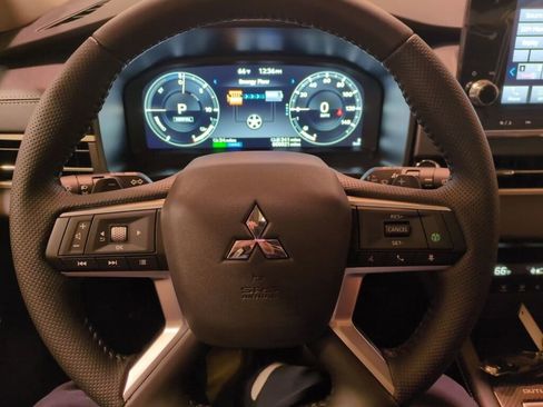 New 2025 Mitsubishi Outlander SE image 17