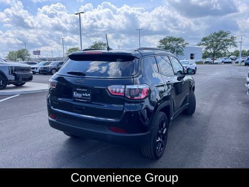 Used 2024 Jeep Compass Latitude w/ Convenience Group AWD/4WD image 3