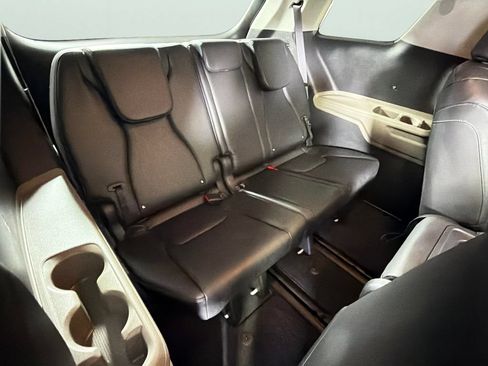 Used 2025 Kia Carnival EX FWD image 33
