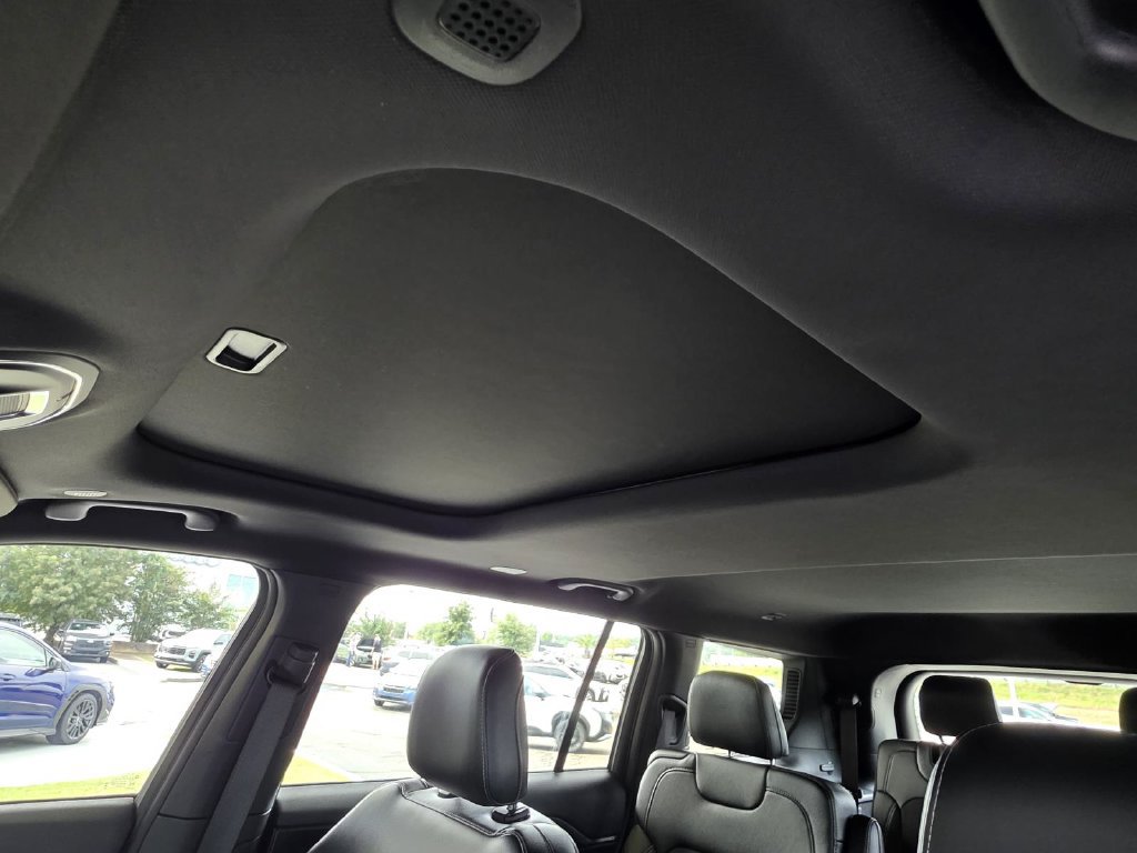 Used 2025 Jeep Grand Cherokee L Altitude RWD image 9