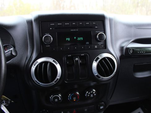 Used 2011 Jeep Wrangler Sahara w/ Connectivity Group AWD/4WD image 21