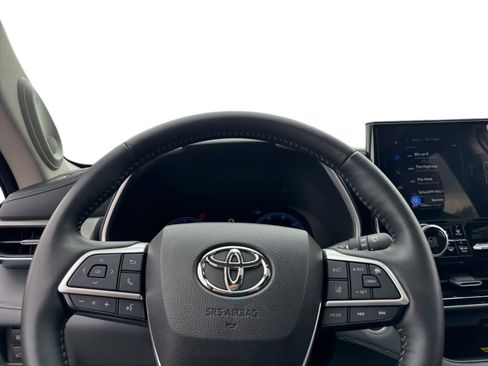 Used 2025 Toyota Highlander Limited AWD/4WD image 18