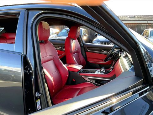 Used 2025 Jaguar F-PACE R-Dynamic S image 9