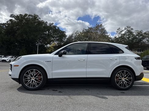 Used 2024 Porsche Cayenne S image 28