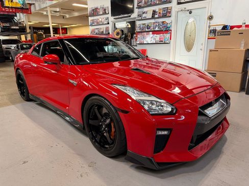 Used 2018 Nissan GT-R Premium AWD/4WD image 3