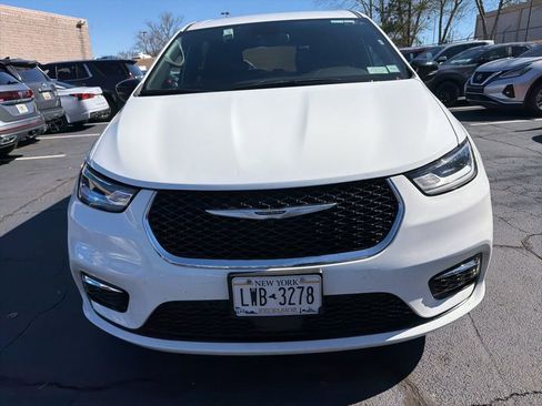 Used 2025 Chrysler Pacifica Select image 2