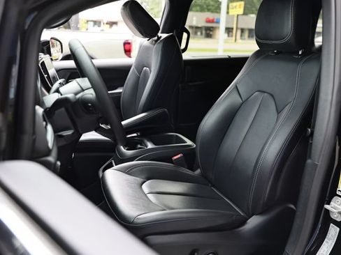 Used 2025 Chrysler Pacifica Select FWD image 19
