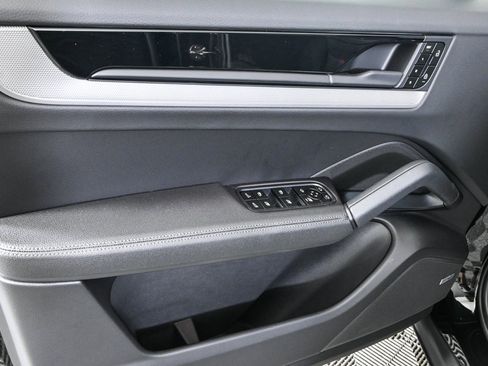 Certified 2025 Porsche Cayenne Coupe image 6