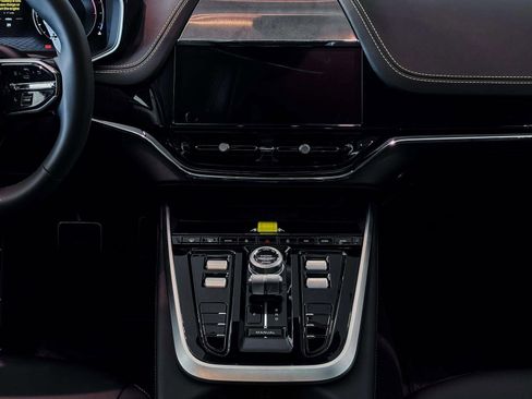 New 2026 Aston Martin DBX S image 31