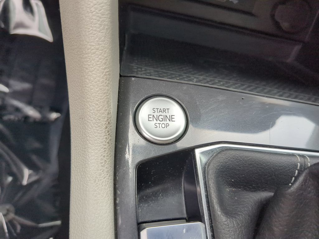 Certified 2022 Volkswagen Tiguan SE FWD image 30
