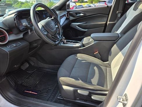 Used 2025 Chevrolet Trax RS w/ Sunroof Package FWD image 10