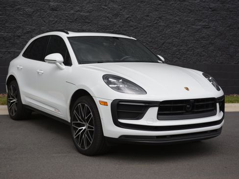 Certified 2026 Porsche Macan AWD/4WD image 9