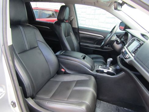 Used 2017 Toyota Highlander SE FWD image 19