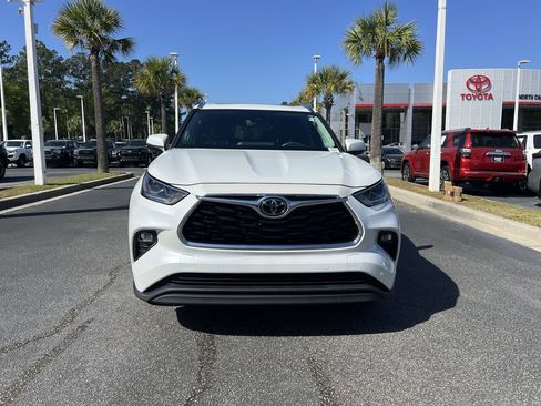 Used 2023 Toyota Highlander Limited image 3