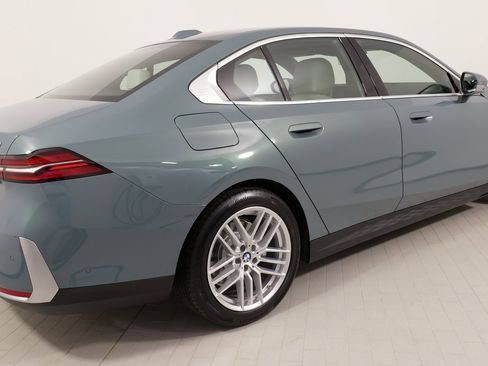 Used 2024 BMW 530i xDrive image 11