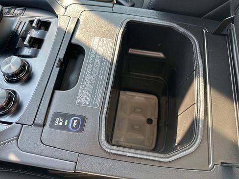 Used 2021 Lexus LX 570 4WD w/ Luxury Package image 22