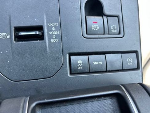 Used 2022 Toyota Highlander XLE FWD image 19