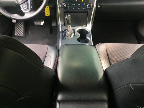 Used 2017 Toyota Camry SE w/ Moonroof Package image 19