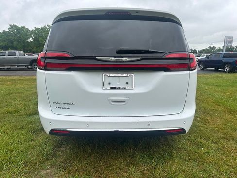 Used 2023 Chrysler Pacifica Touring-L FWD image 4