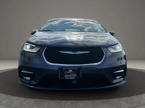 Used 2023 Chrysler Pacifica Limited FWD image 3