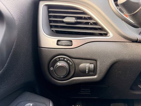 Used 2020 Jeep Cherokee Latitude w/ Cold Weather Group image 21