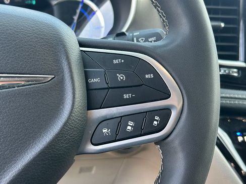Used 2023 Chrysler Pacifica Touring-L FWD image 19