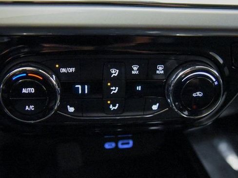 Used 2025 Chevrolet Trax LT w/ LT Convenience Package image 18