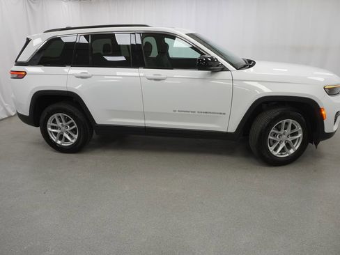 Certified 2025 Jeep Grand Cherokee Laredo X AWD/4WD image 9
